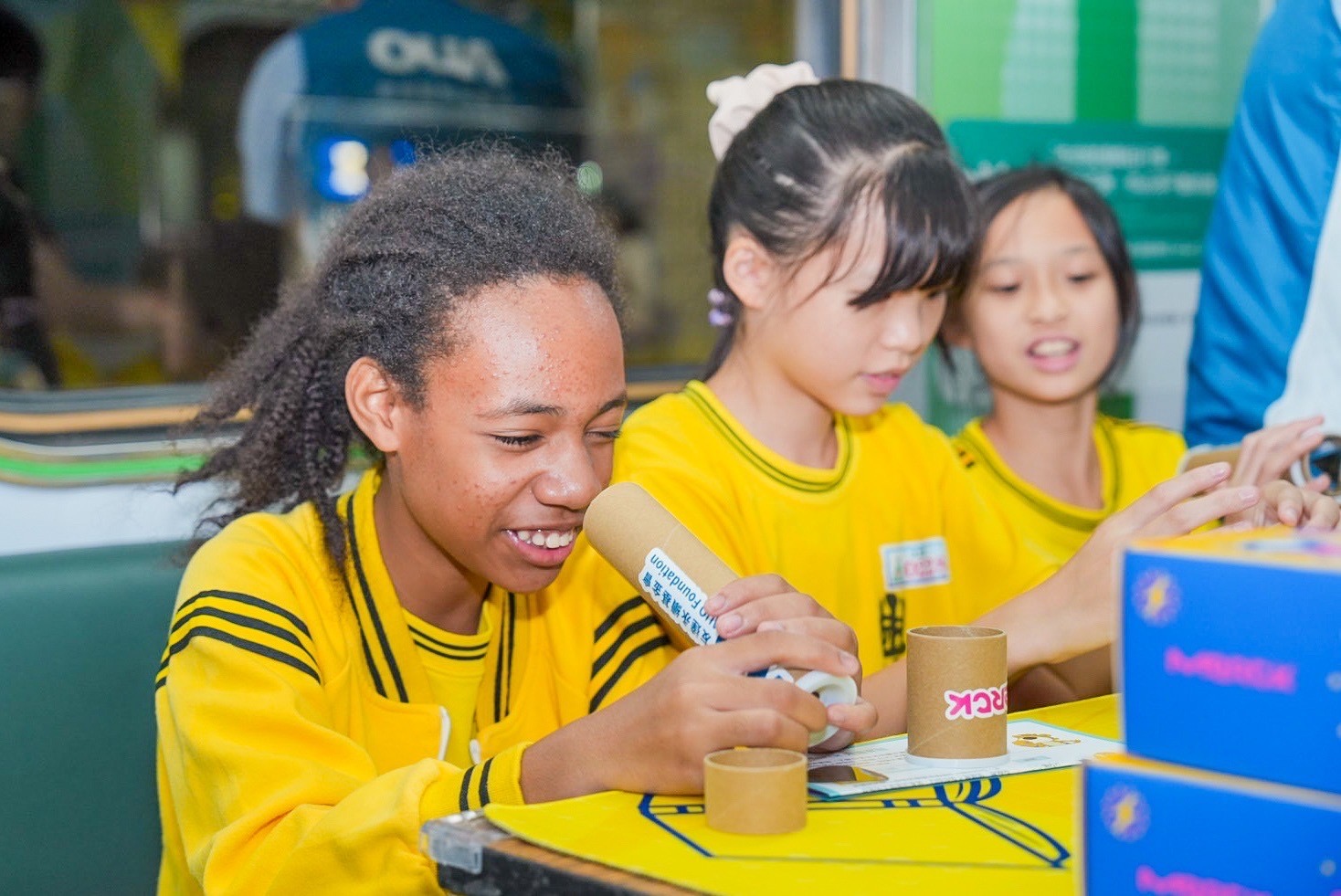 ���_�cĬ�˷քe���ղ���ʹ�õ�ƫ��Ƭ��Һ���@ʾģ�M���OӋ����n�̡����D���c霡���׌�W�����H���u��ƫ���f��Ͳ�c����Һ���@ʾ�������`ѭ�h���������m����